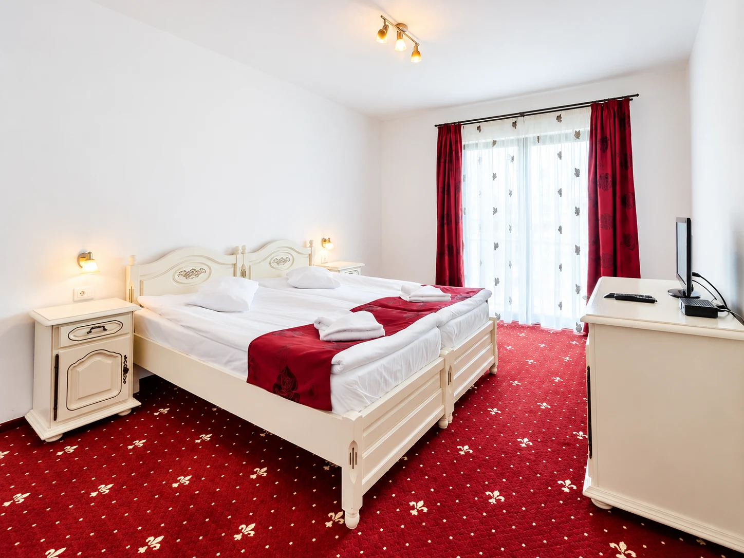 Cameră matrimonială la Pensiunea Creasta de Vis Fundata, cu balcon și baie proprie
